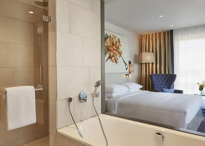 Hyatt Regency מלון 5*